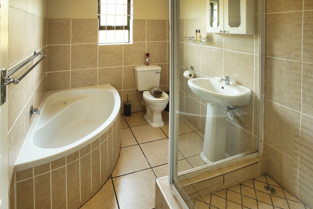 Un baño con bañera, inodoro y lavabo.