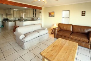 Comfort House, 3 Bedrooms, Non Smoking, Ocean View (11 Kian's Place) | Living area