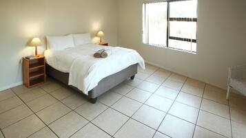 Comfort-Haus, 3 Schlafzimmer, Nichtraucher, Meerblick (11 Kian's Place) | 3 Schlafzimmer, individuell eingerichtet, Babybetten, Bettwäsche