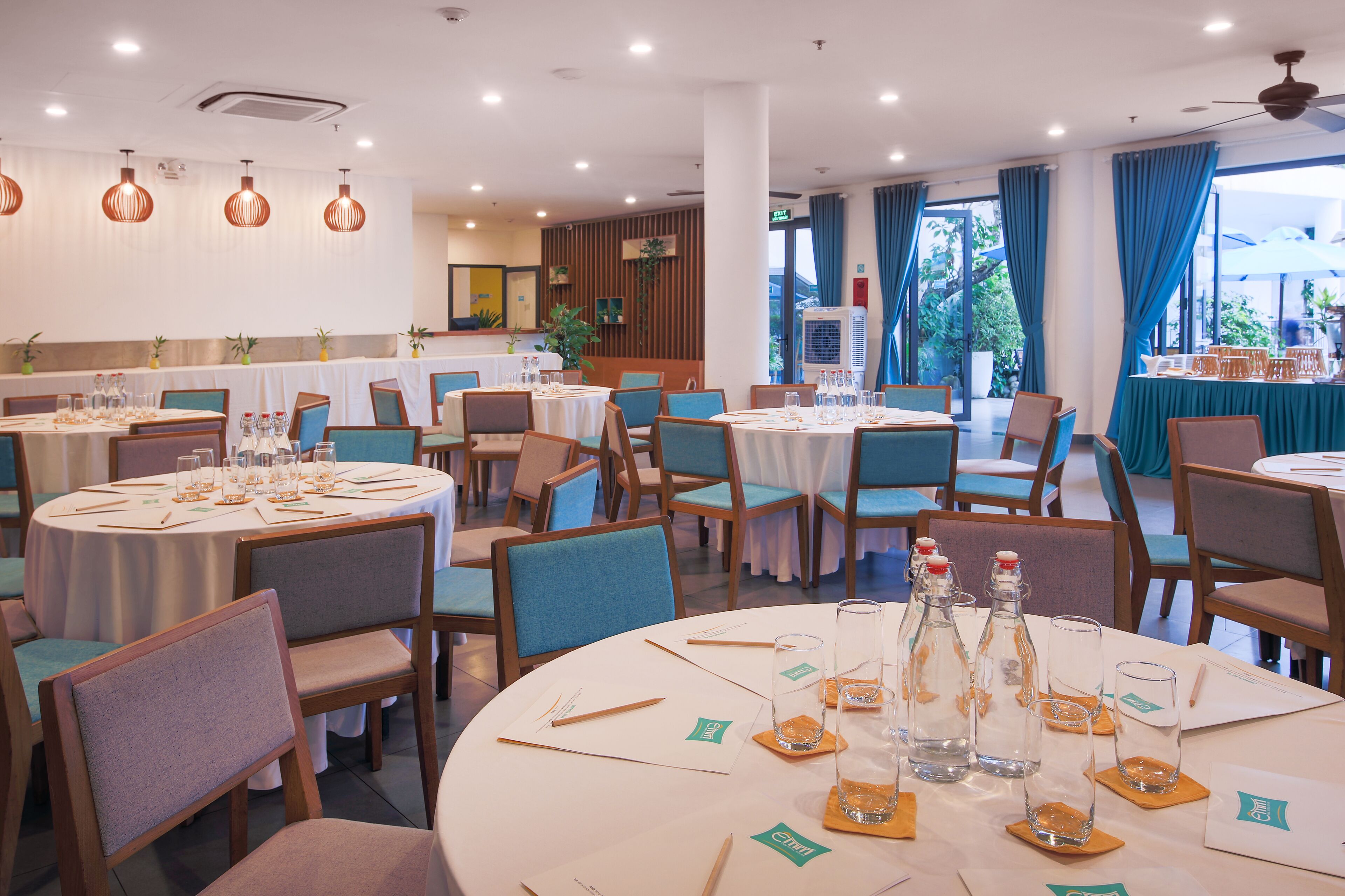 breakfast, lunch, dinner served; international cuisine