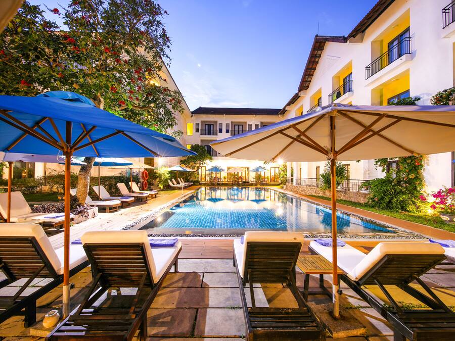 Outdoor pool, pool umbrellas, sun loungers