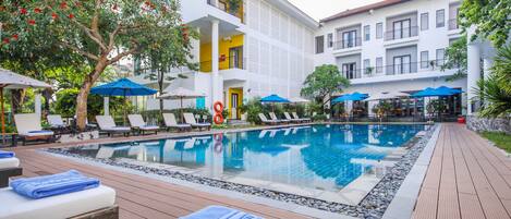 Outdoor pool, pool umbrellas, sun loungers