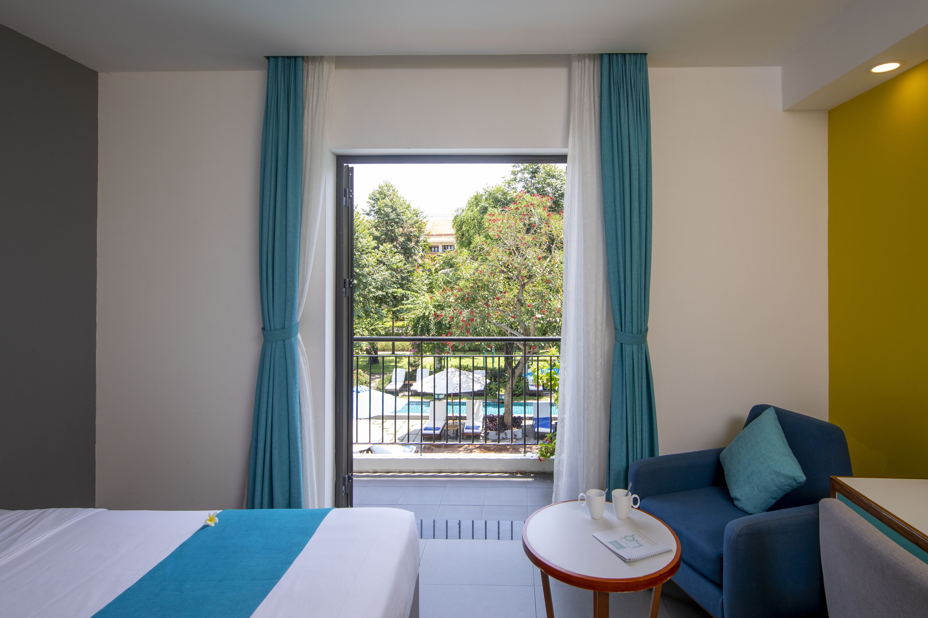 deluxe double room, balcony, pool view | 1 bedroom, minibar, in-room safe, desk
