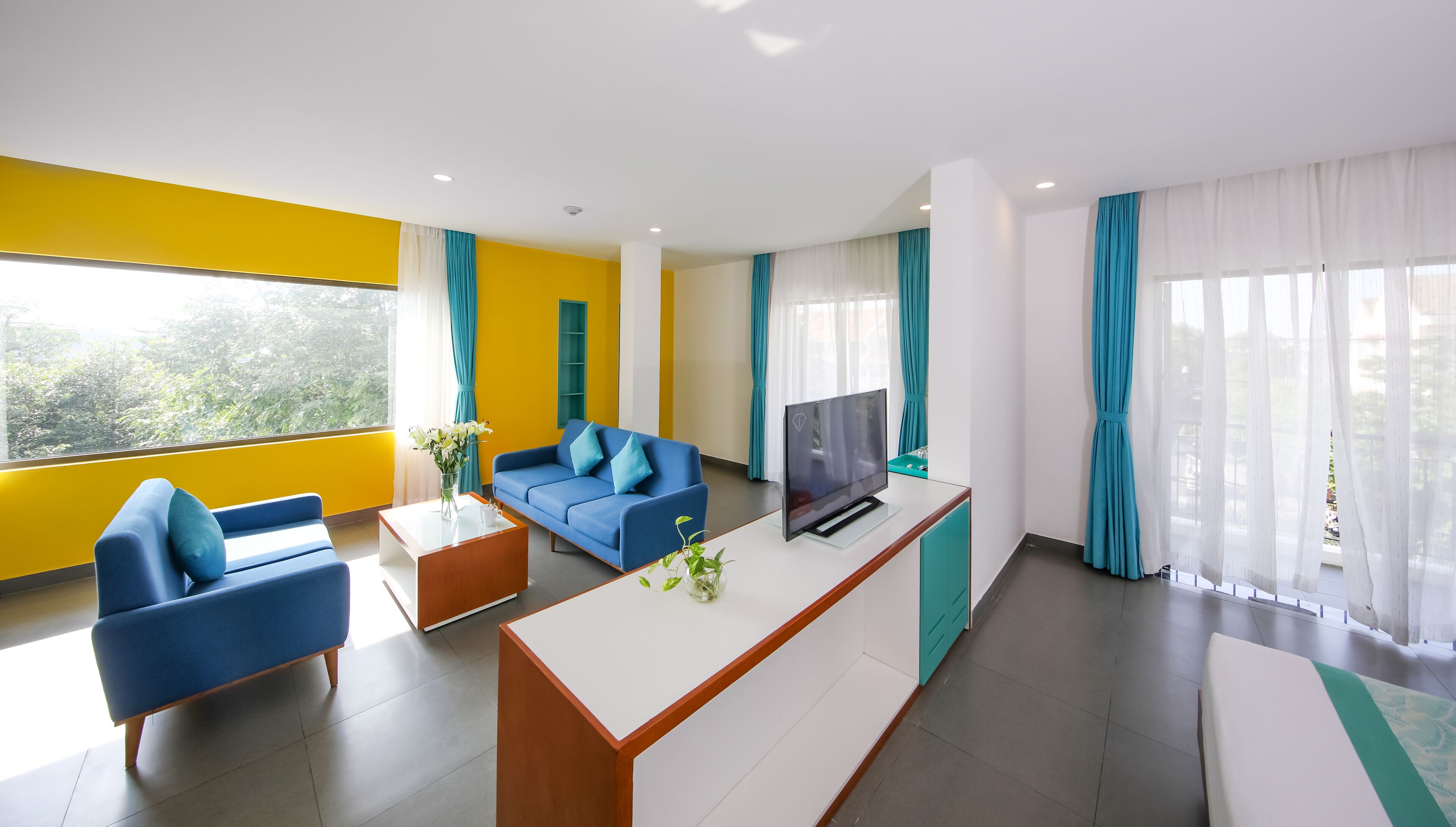 suite | living room | flat-screen tv