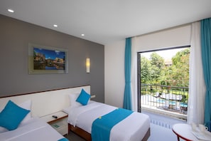 Minibar, caja de seguridad en la habitación y escritorio