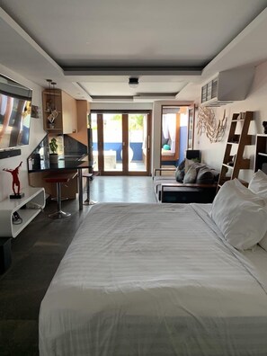 Studiosuite – design, 1 kingsize-seng, byutsikt | 1 soverom, safe på rommet, blendingsgardiner og strykejern/-brett