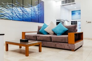 Villa, 1 soverom, privat basseng | Oppholdsområde | En 65-tommers Flatskjerm-TV med kabel-kanaler samt smart-TV