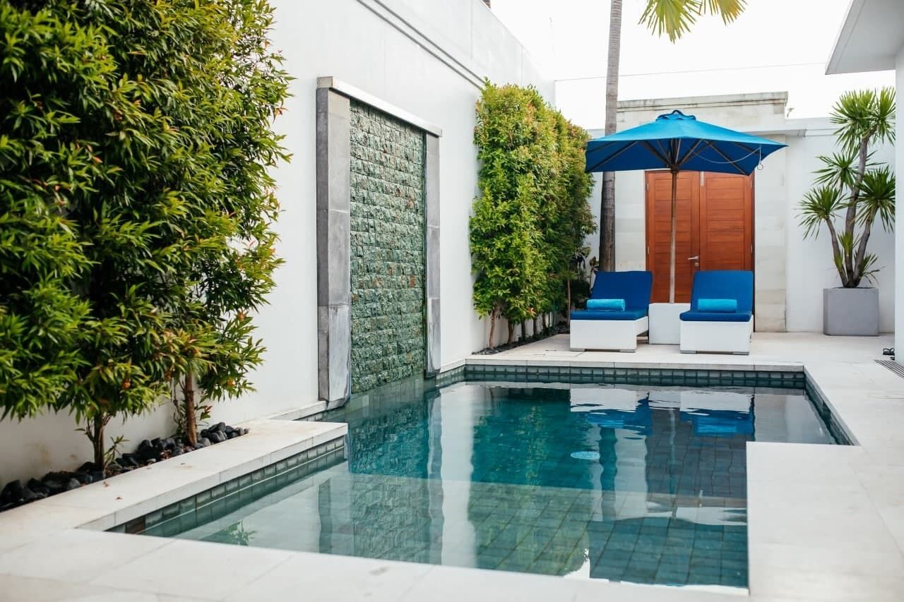 Outdoor pool, pool umbrellas, sun loungers