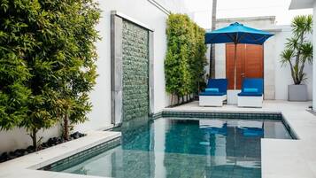 Outdoor pool, pool umbrellas, sun loungers