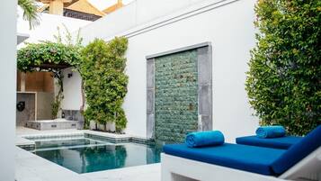 Outdoor pool, pool umbrellas, sun loungers