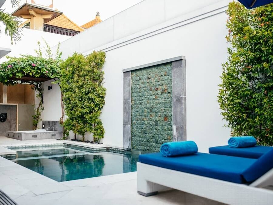 Hồ bơi ngoài trời, dù/ô trên bãi biển/hồ bơi, ghế dài tắm nắng