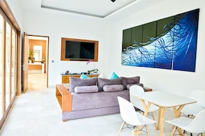 Vila, 1 quarto, piscina particular | Área de estar | TV de tela plana 65 polegadas com canais a cabo, smart TV