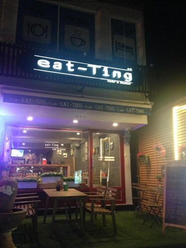 Eat - Ting Cafe and Hostel