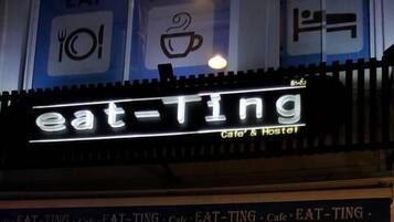 Lunch and dinner served, international cuisine