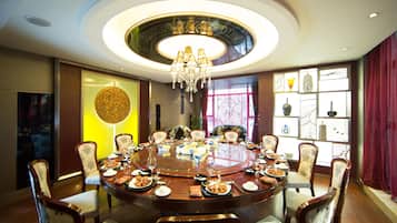 Se sirven desayunos, comidas, cenas y cocina china