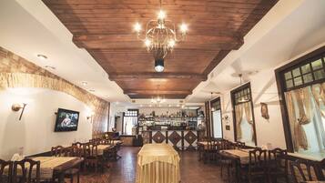 Breakfast, lunch, dinner served; Modern European cuisine