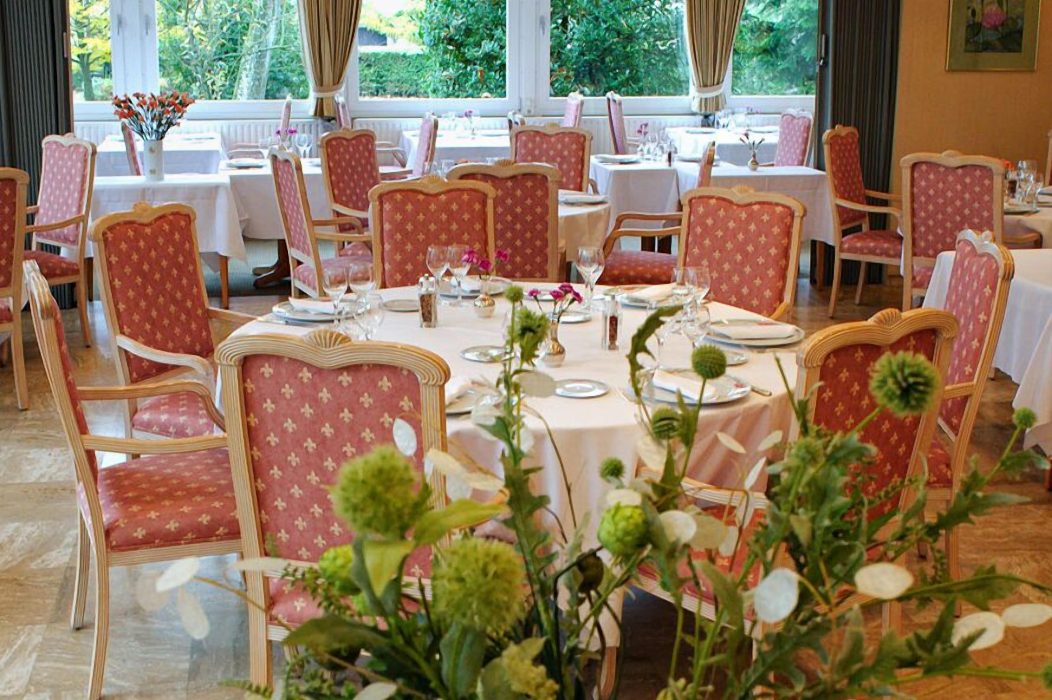 2 restaurants, lunch, dinner served; french cuisine