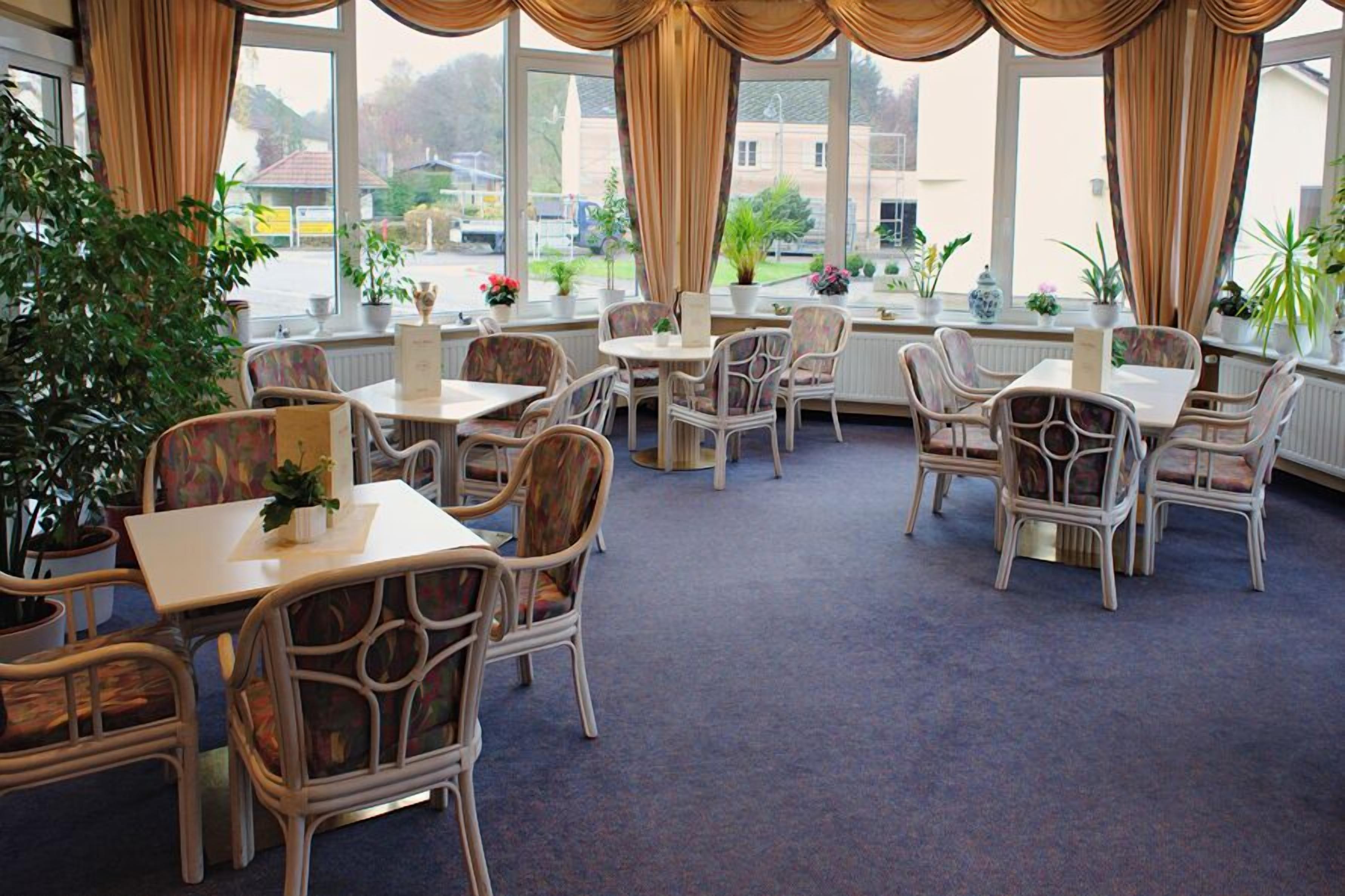 2 restaurants, lunch, dinner served; french cuisine