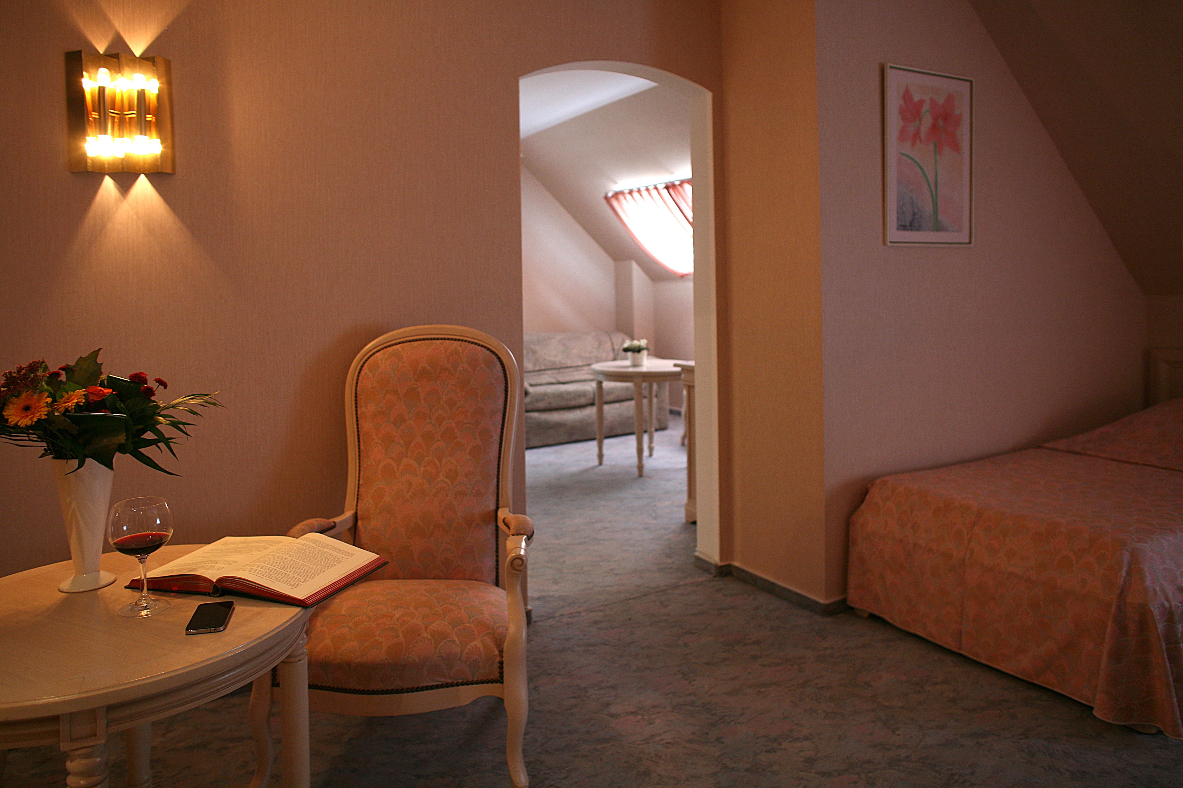 economy room | hypo-allergenic bedding, minibar, in-room safe, desk