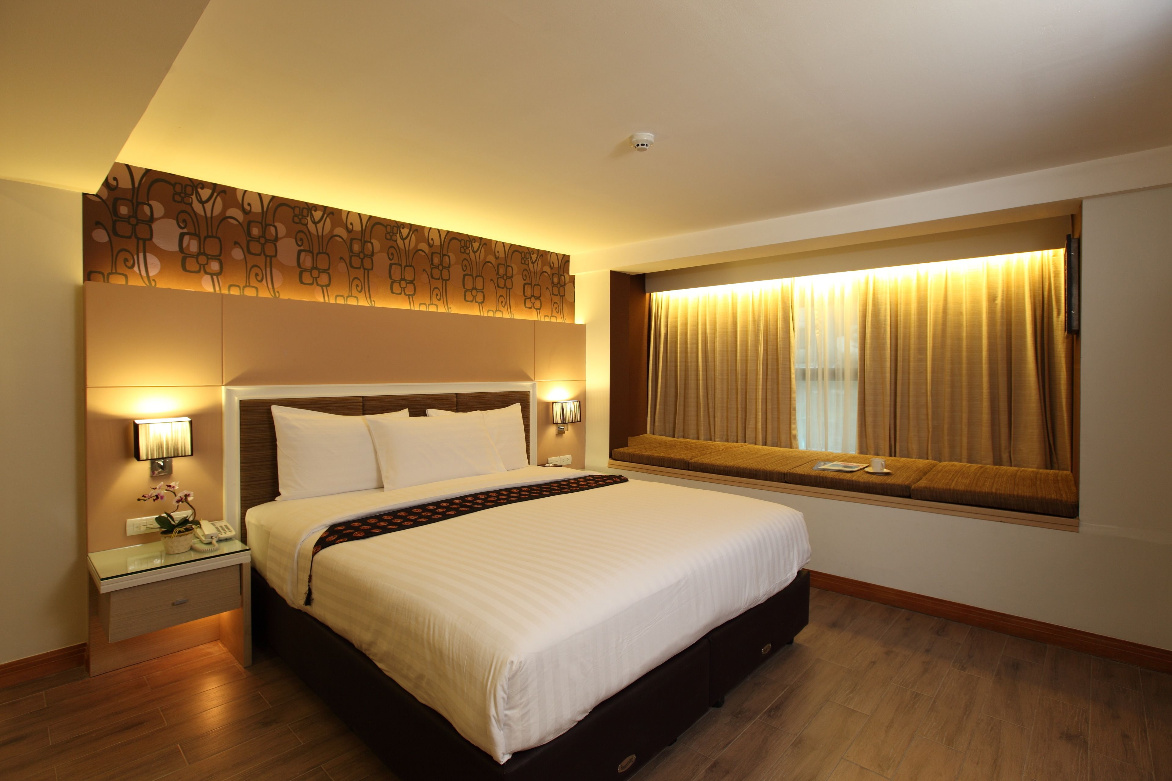 Premium bedding, in-room safe, desk, blackout drapes