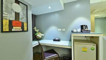 Premium bedding, in-room safe, desk, blackout drapes