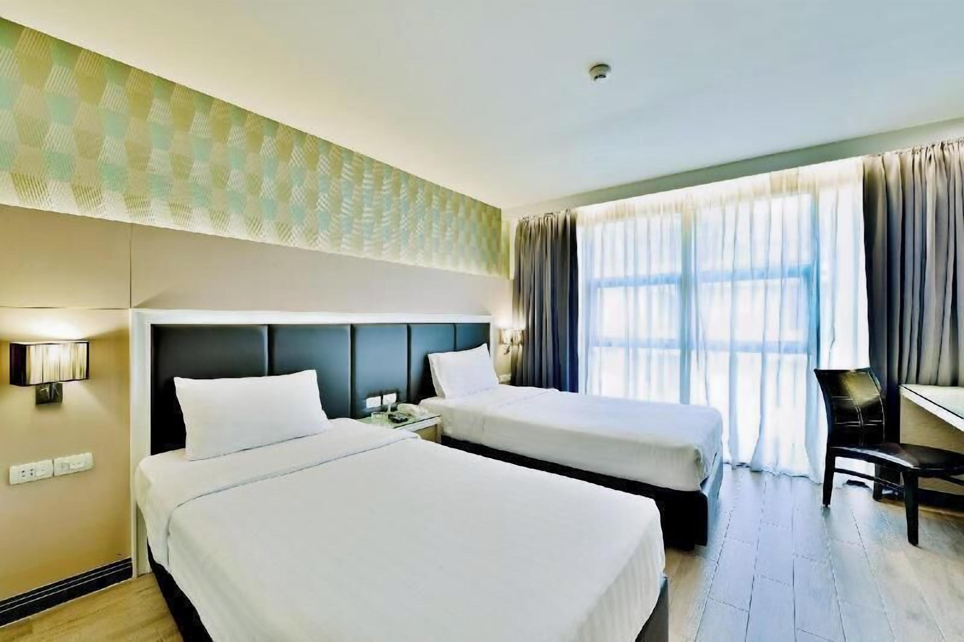 Ropa de cama de alta calidad y caja de seguridad en la habitación 