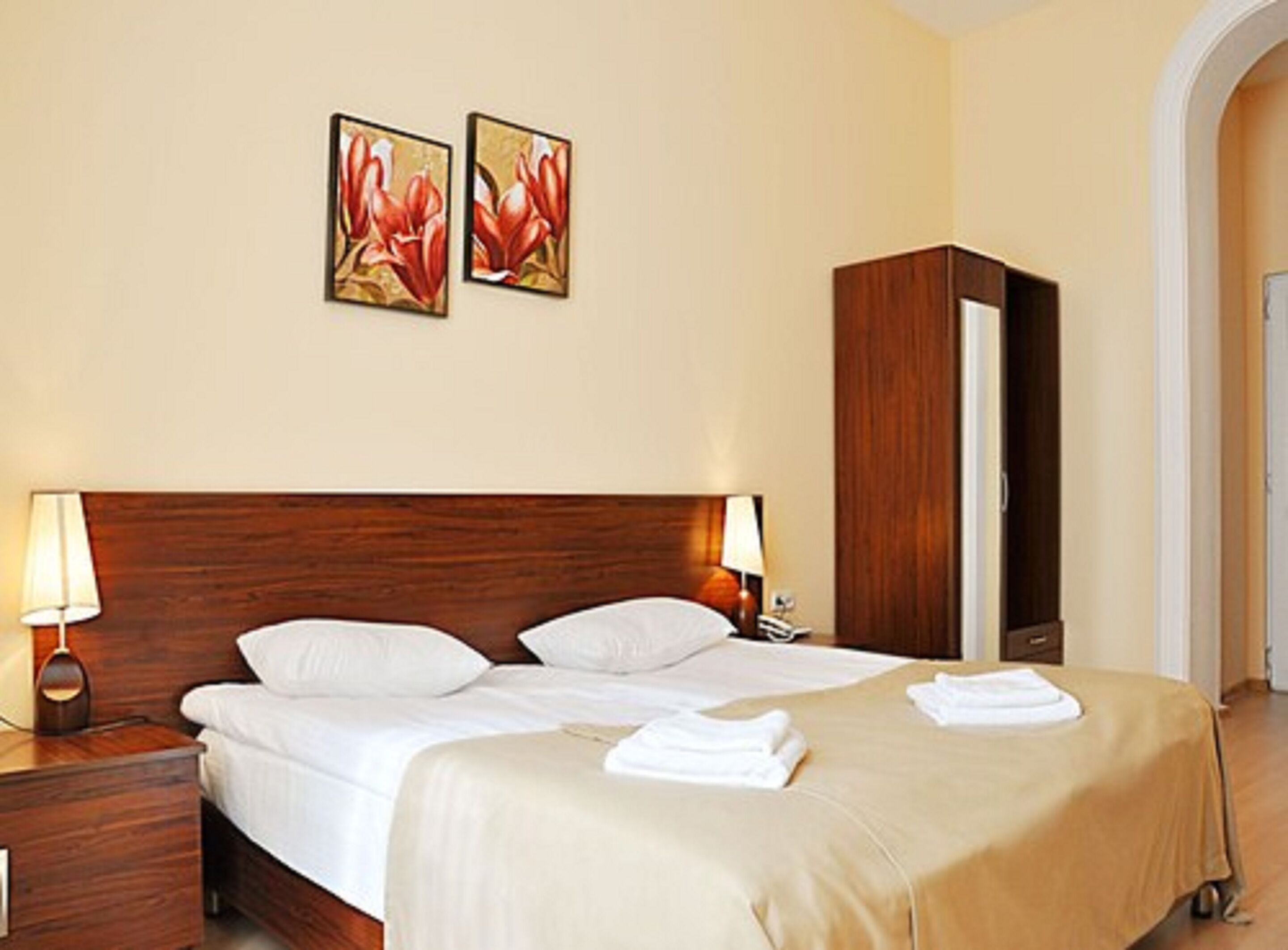 standard double room | desk, iron/ironing board, free cots/infant beds, rollaway beds