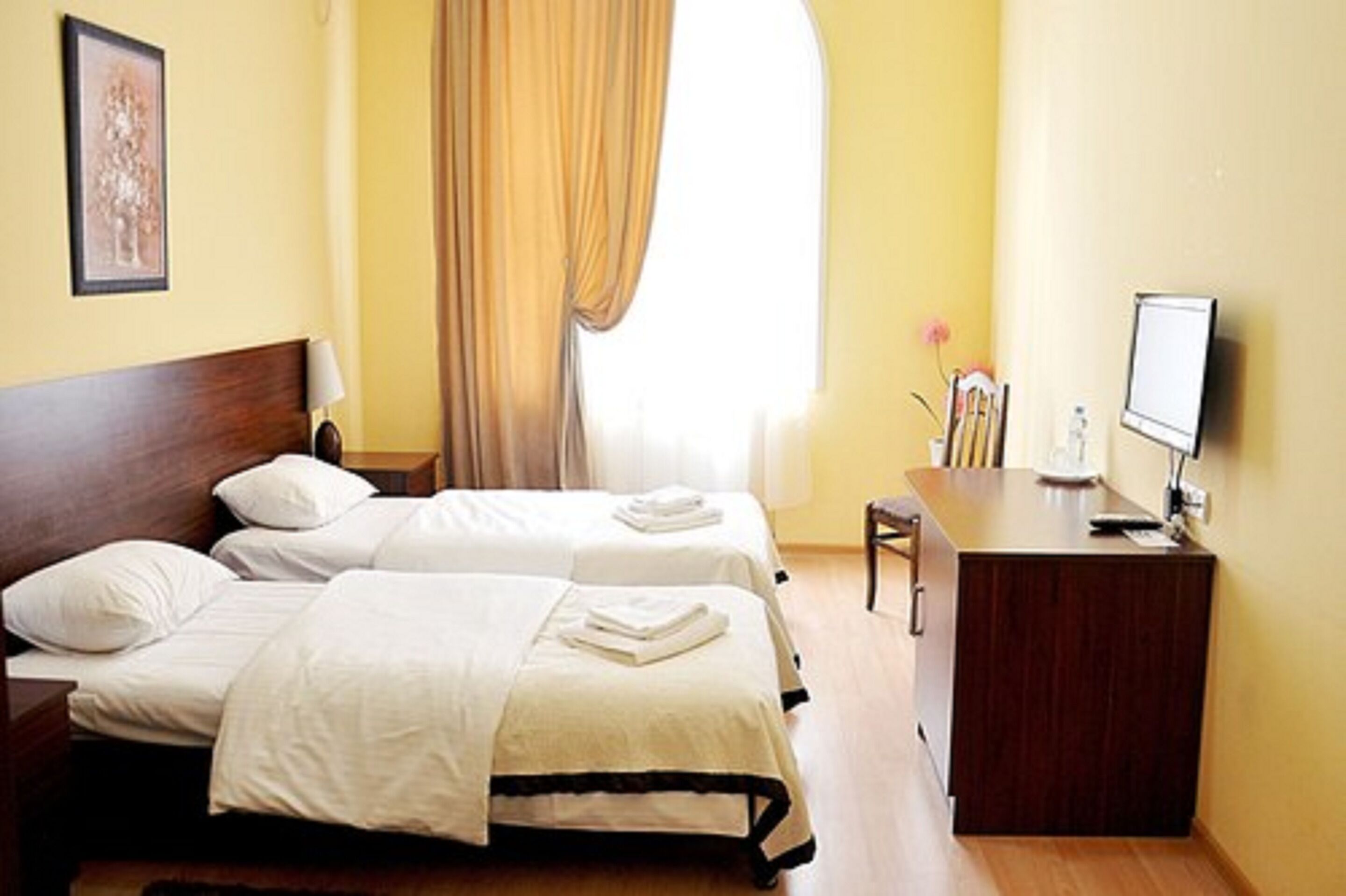 standard twin room | desk, iron/ironing board, free cots/infant beds, rollaway beds