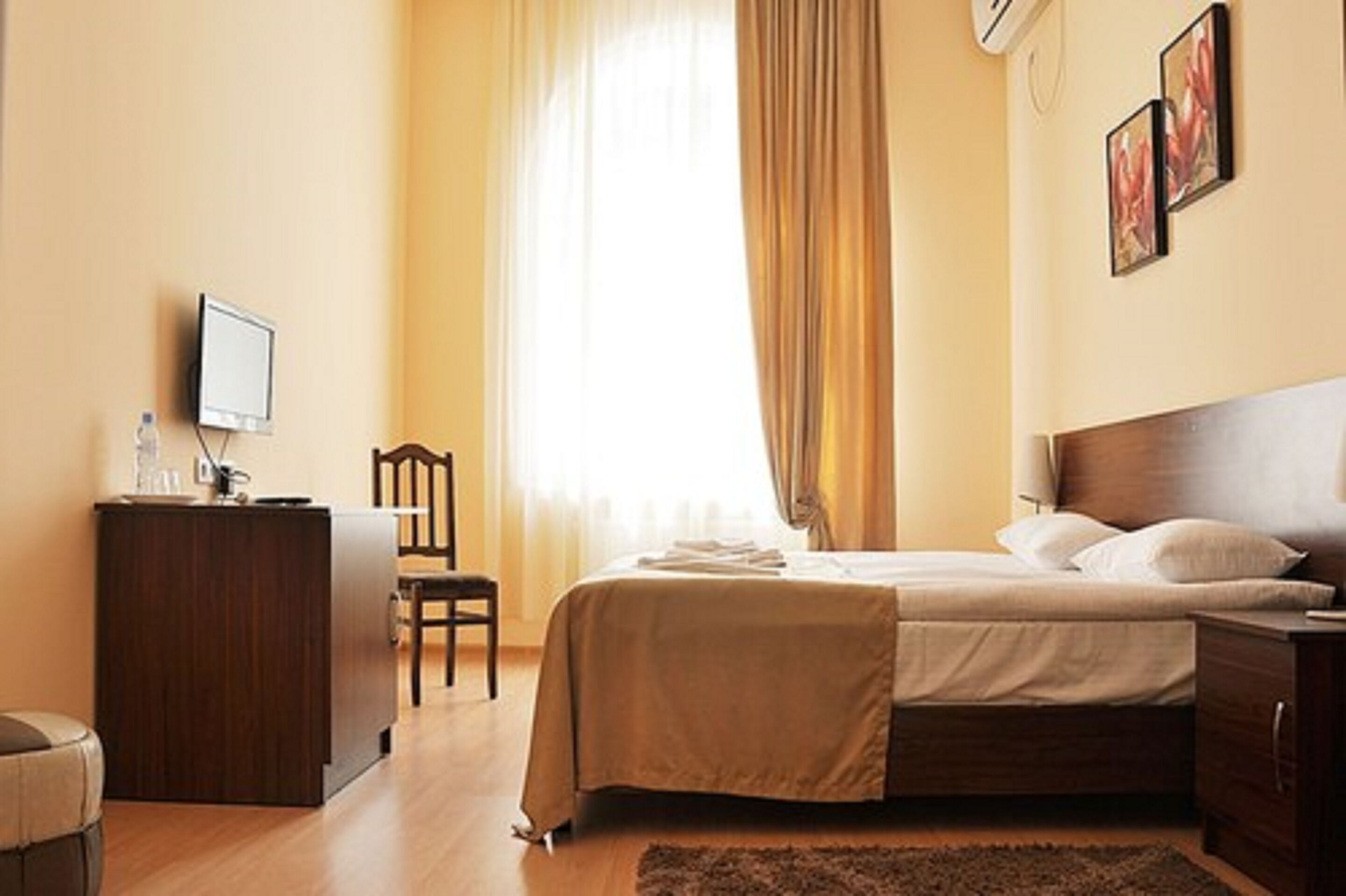 standard double room | desk, iron/ironing board, free cots/infant beds, rollaway beds