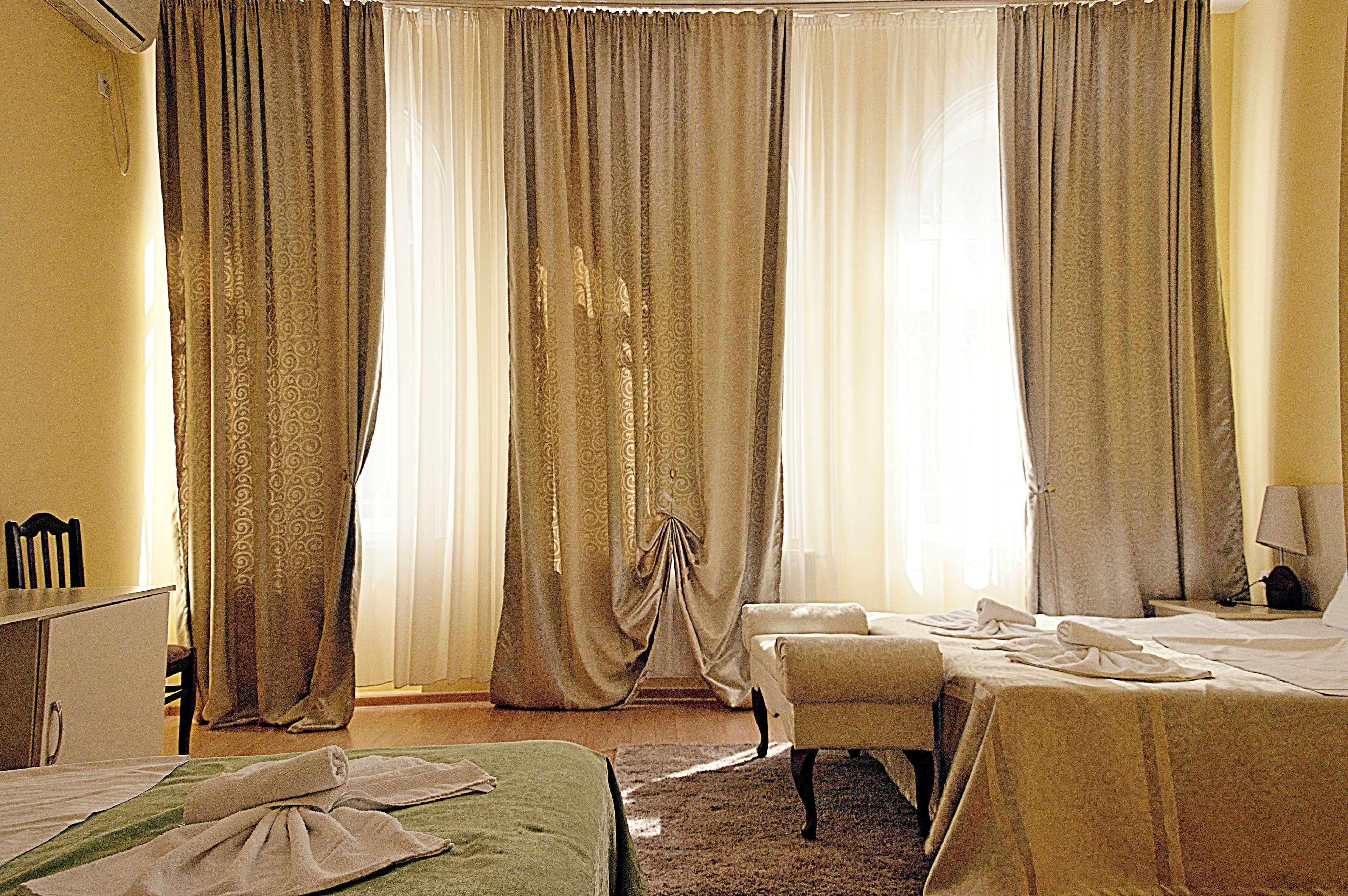 standard triple room | desk, iron/ironing board, free cots/infant beds, rollaway beds