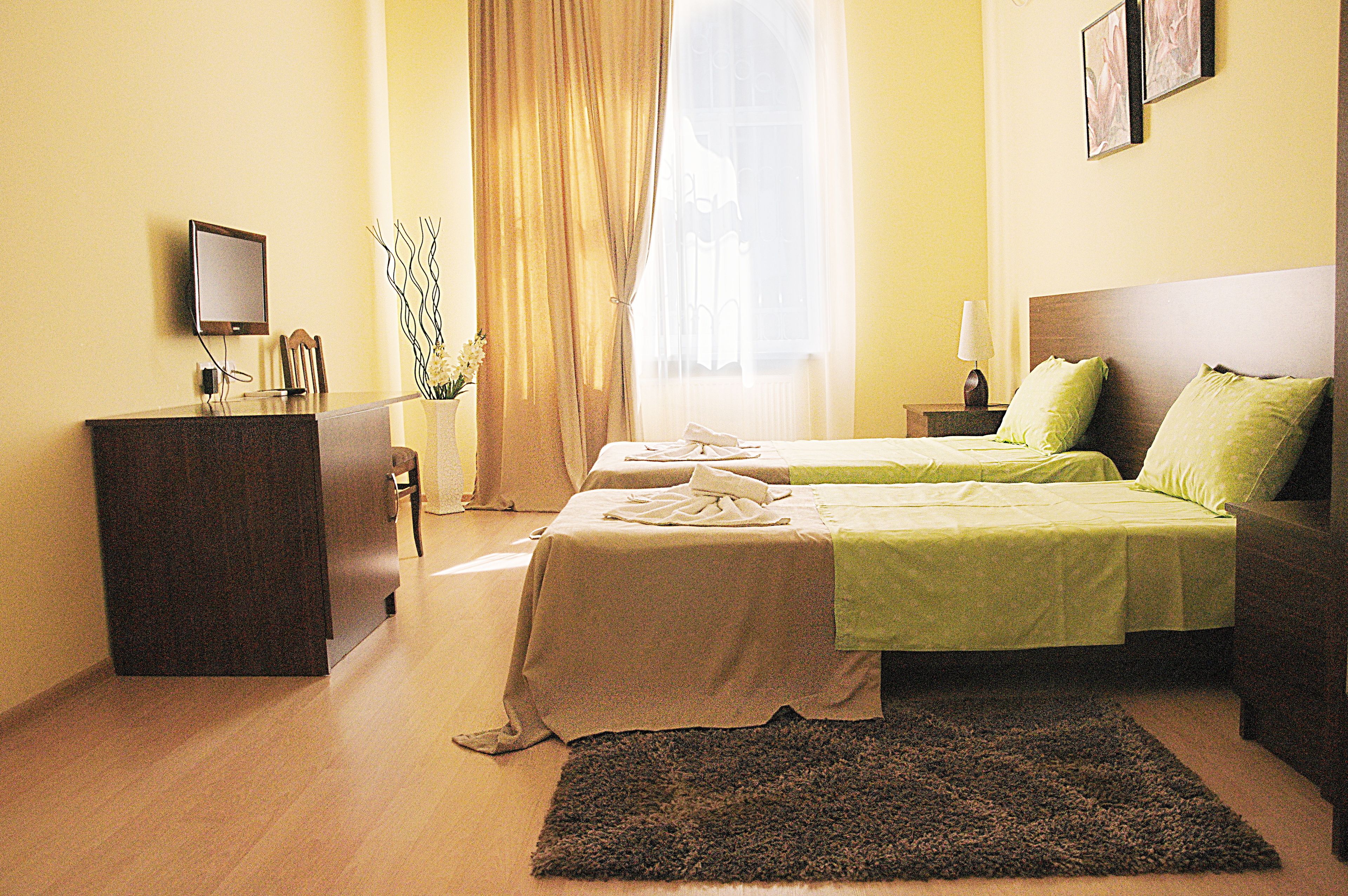 standard twin room | desk, iron/ironing board, free cots/infant beds, rollaway beds