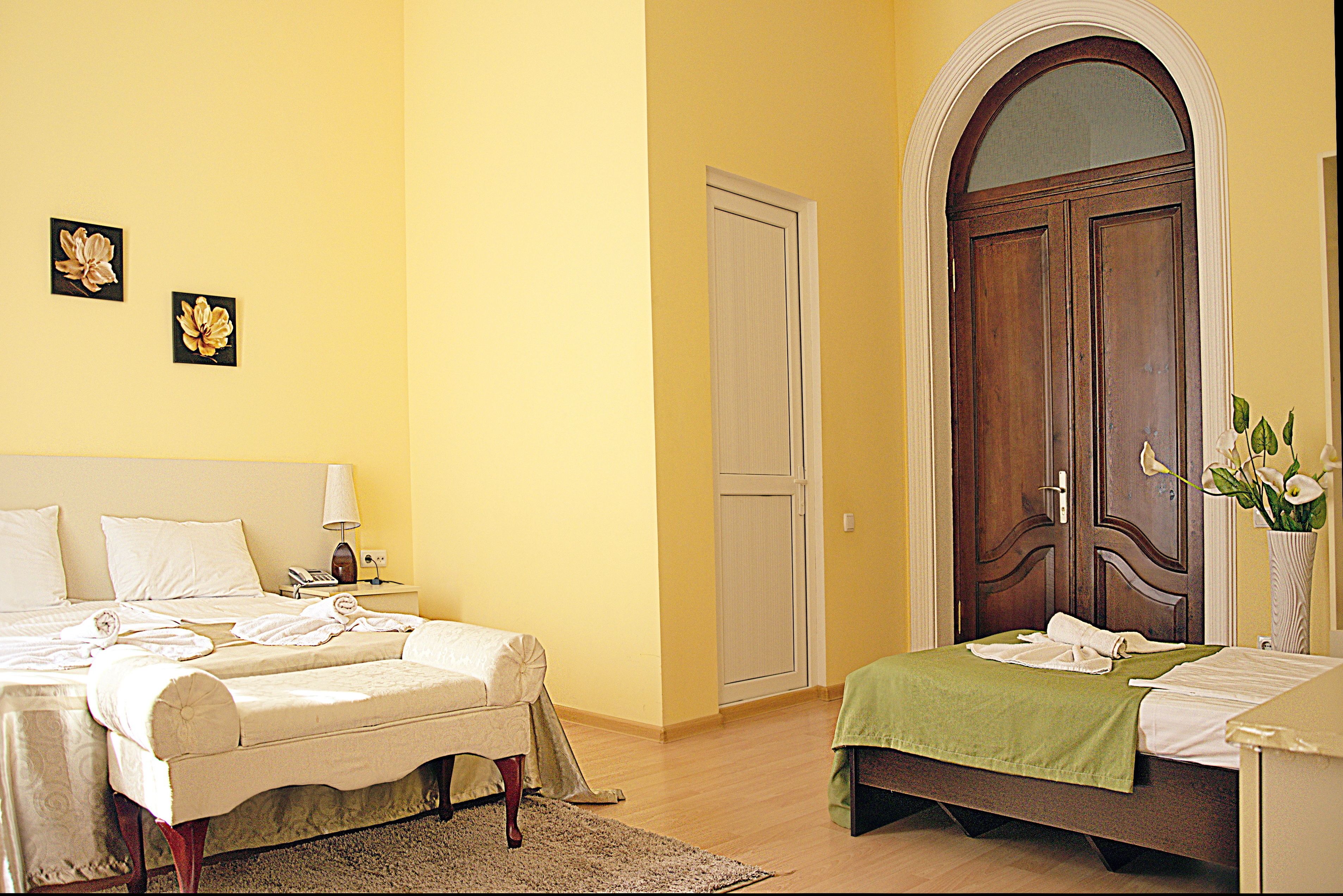 standard triple room | desk, iron/ironing board, free cots/infant beds, rollaway beds