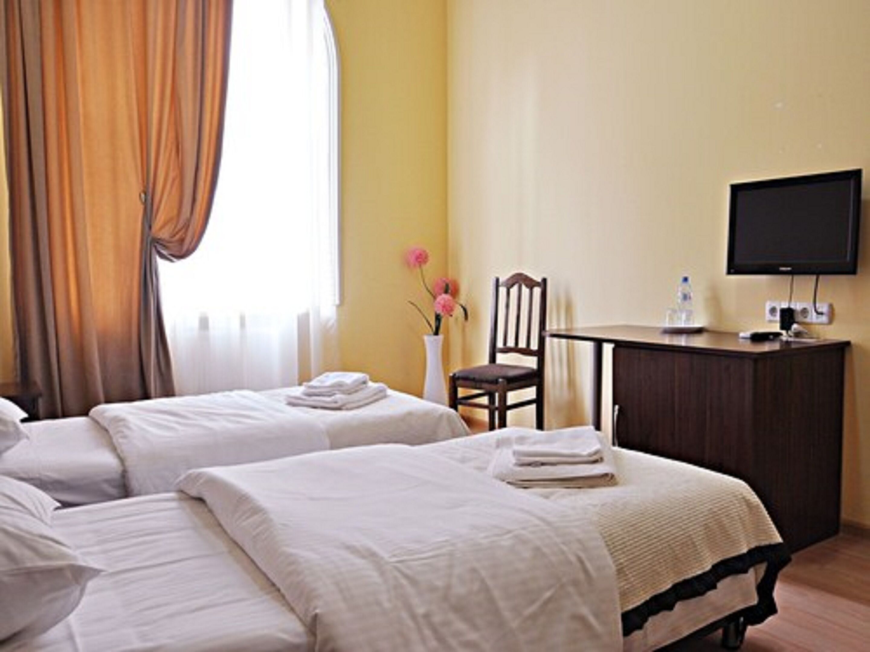 standard twin room | desk, iron/ironing board, free cots/infant beds, rollaway beds