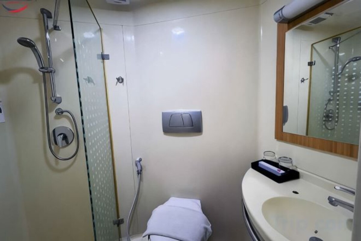 Baño | Regadera, amenidades de baño gratuitas, pantuflas, toallas 