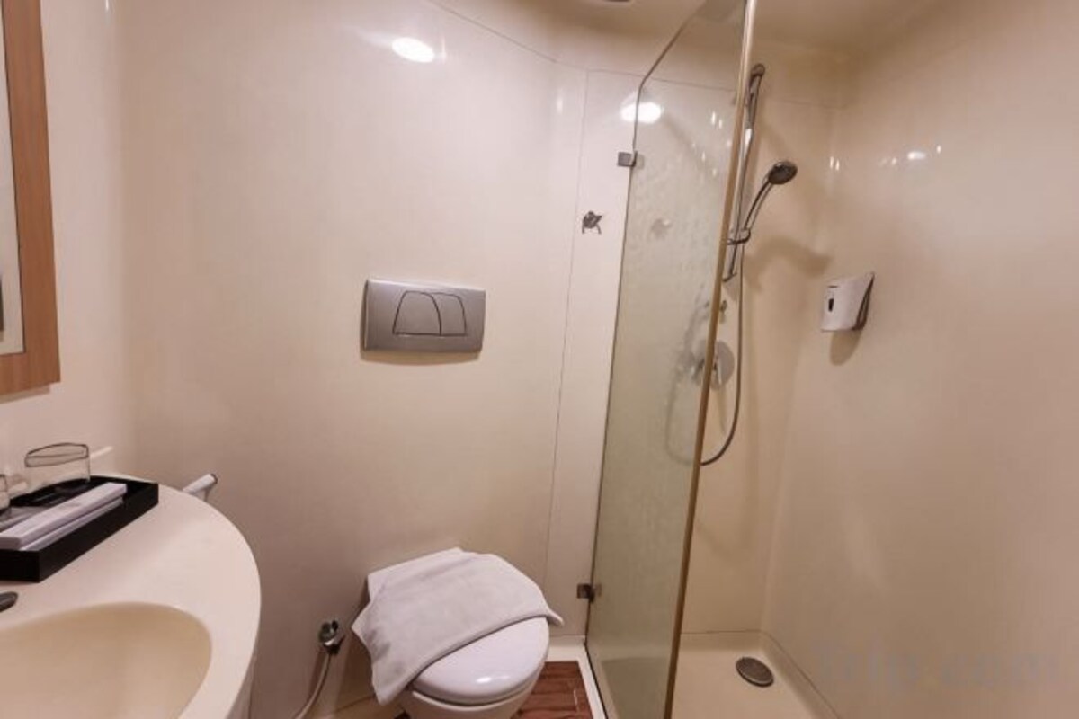 Baño | Regadera, amenidades de baño gratuitas, pantuflas, toallas 