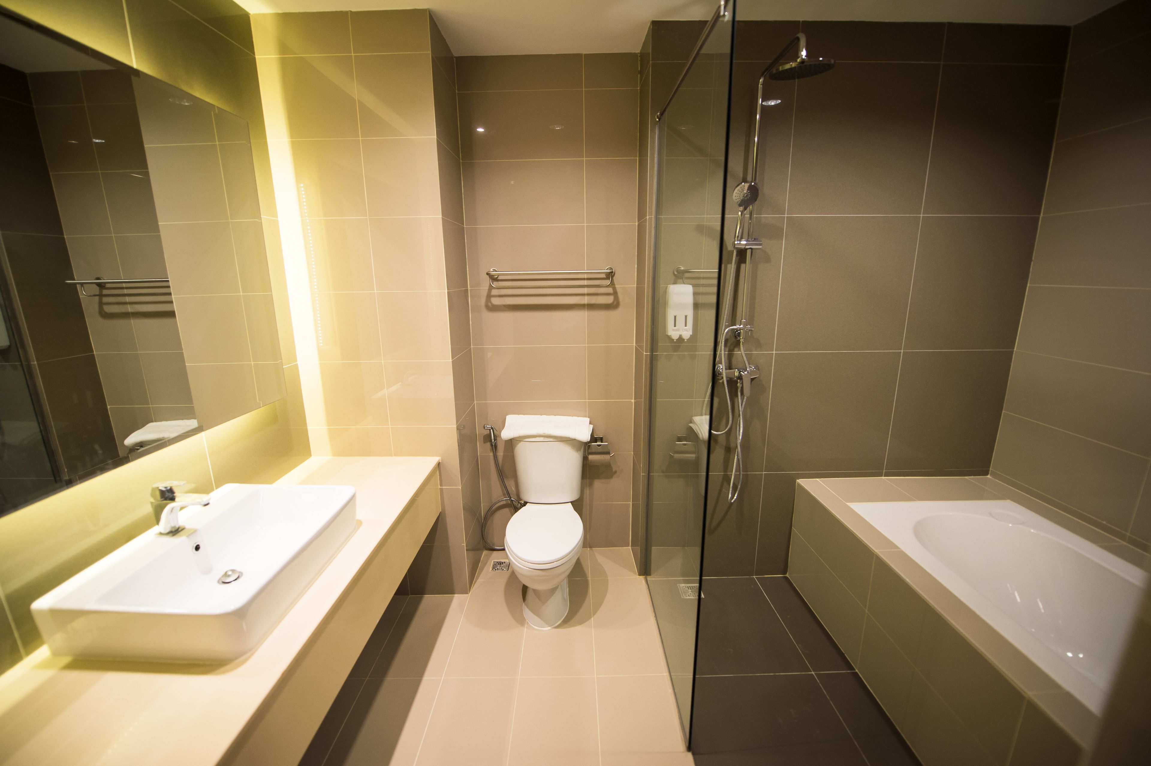 deluxe room | bathroom | free toiletries, towels
