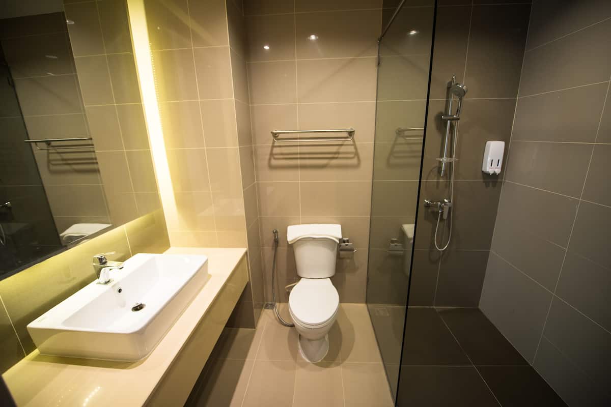 superior twin room | bathroom | free toiletries, towels