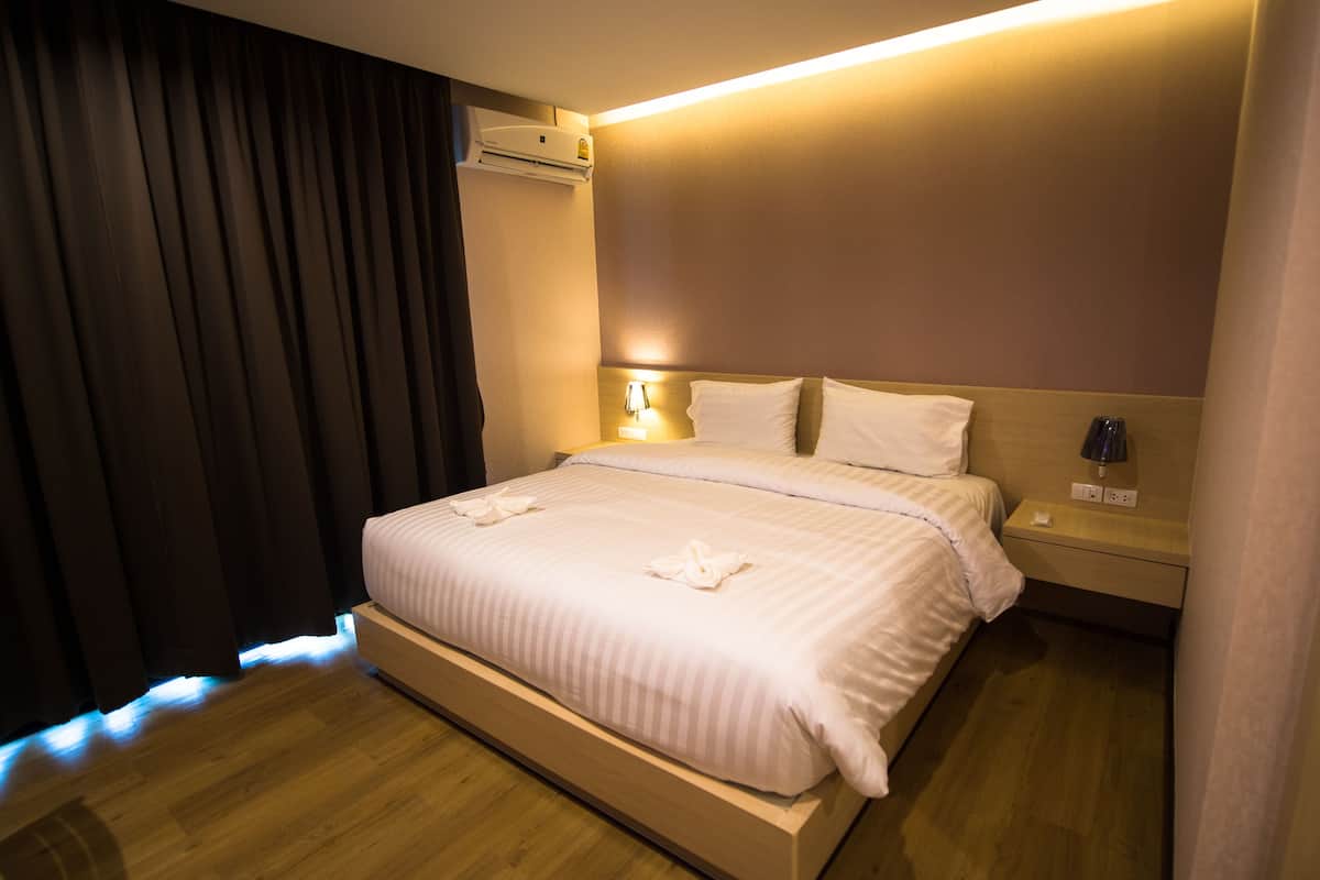 deluxe room | desk, blackout curtains, free wifi, bed sheets
