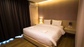 Deluxe Room | Desk, blackout curtains, free WiFi, bed sheets