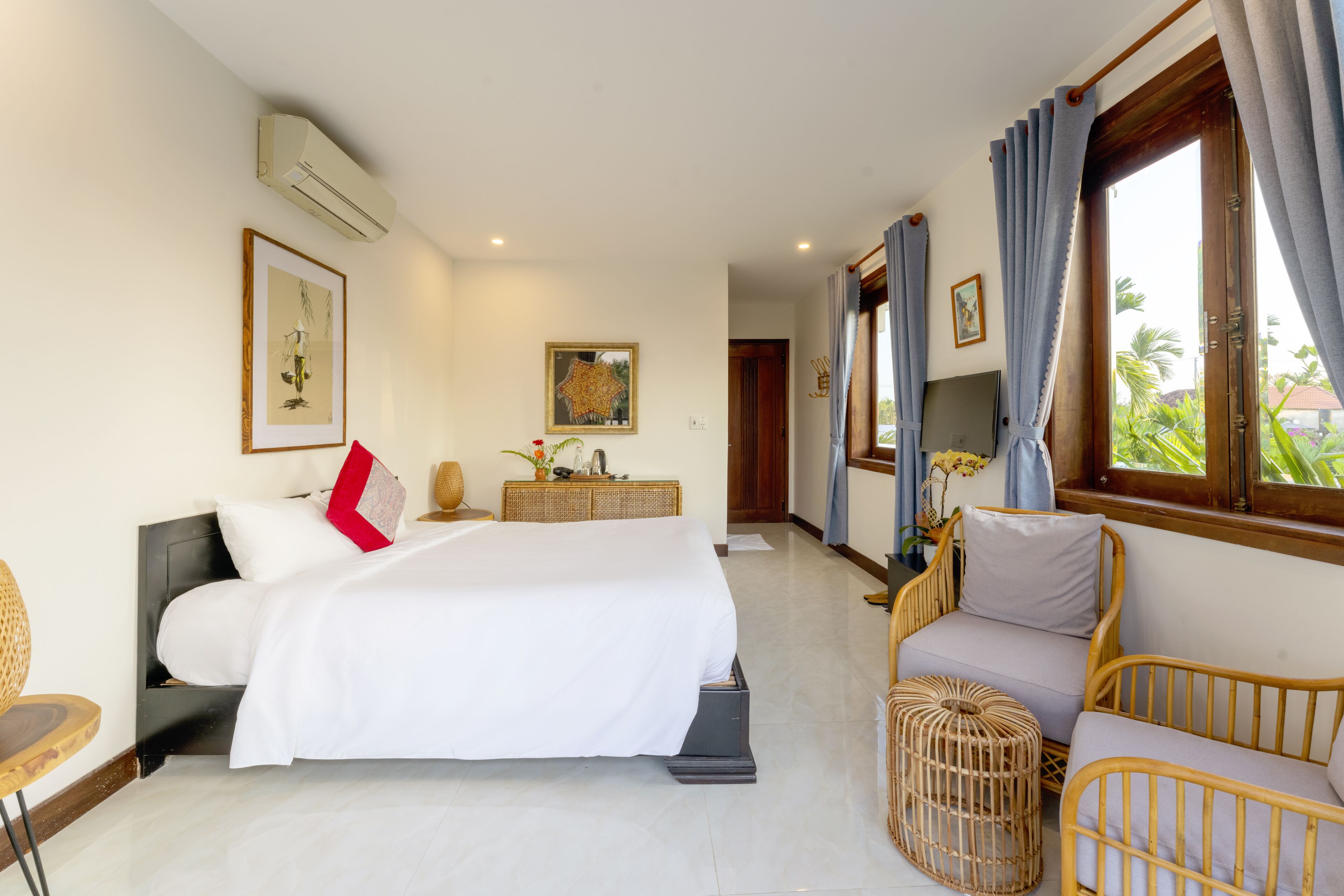 迷你吧、客房内保险箱、办公桌、遮光窗帘