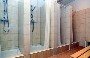 Habitación con 2 camas individuales, baño compartido | Baño | Ducha, secador de pelo y toallas