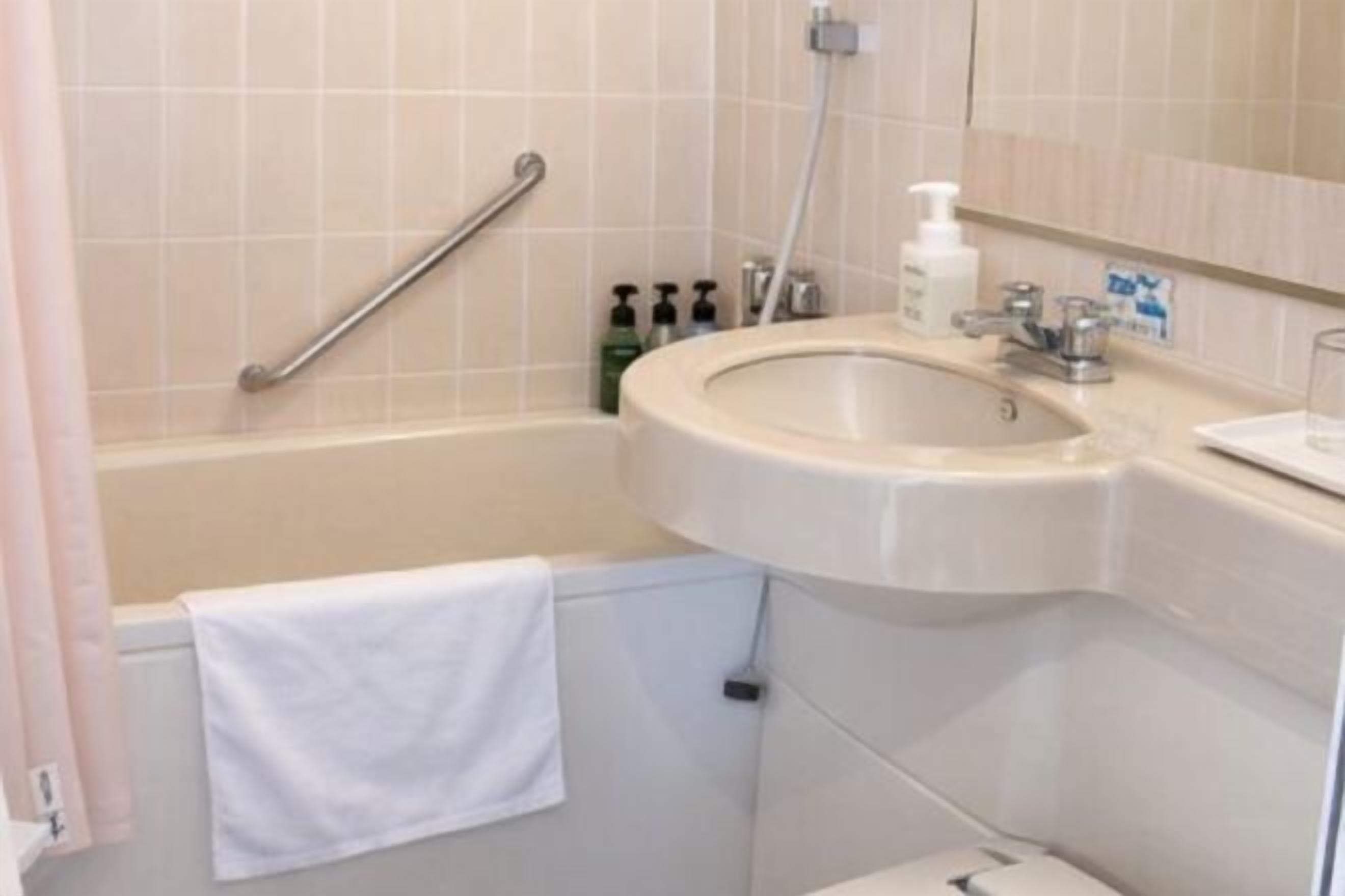 Combined shower/tub, free toiletries, hair dryer, slippers