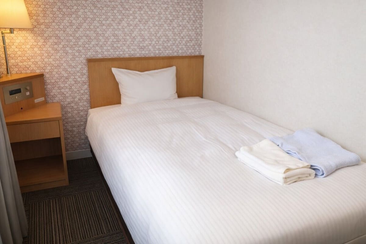 Escritorio, cortinas blackout, wifi gratis y ropa de cama