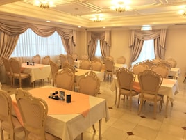 Café da manhã com buffet todos os dias mediante uma taxa