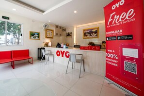 Reception - OYO 306 Paradise Park Laemchabang (Si Racha)