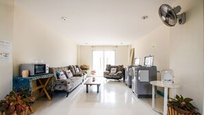 Lobby sitting area - OYO 306 Paradise Park Laemchabang (Si Racha)