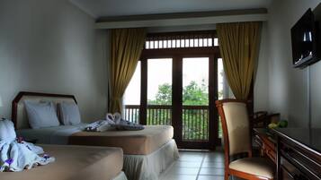 Kamar Keluarga (4 Persons, no air conditioning) | Seprai premium, meja kerja, dan Wi-Fi gratis