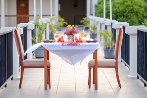 Breakfast, lunch, dinner served; international cuisine 