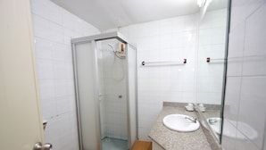 Kamar Standar | Kamar mandi | Shower dan handuk