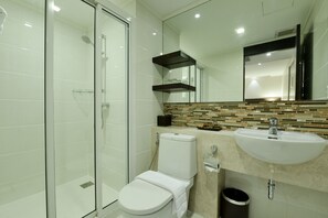 Habitación estándar doble | Baño | Ducha, artículos de higiene personal gratuitos y secador de pelo